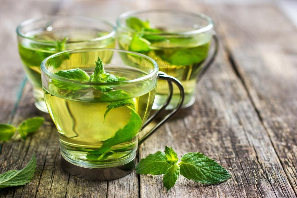 Травяной чай благотворно влияет на работу внутренних органов