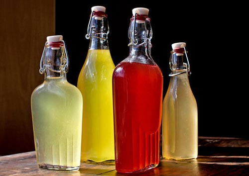 Различные духи в стеклянных бутылках.