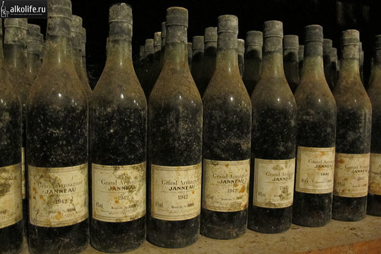 Старый арманьяк в бутылках