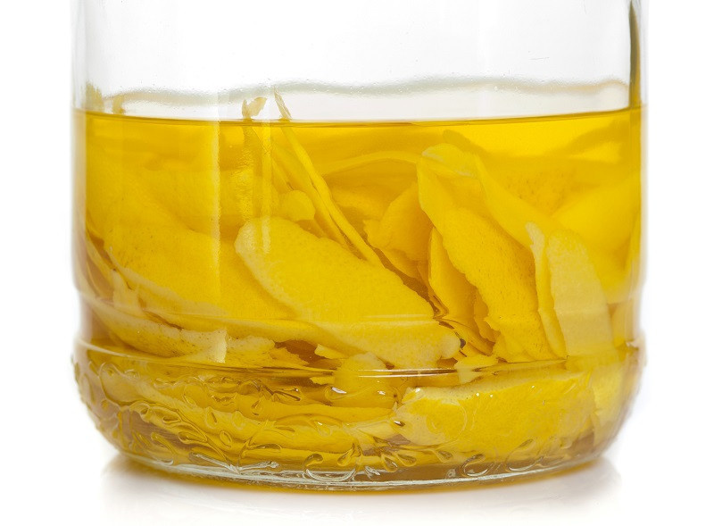 процесс настаивания цедры лимона для ликера лимончелло