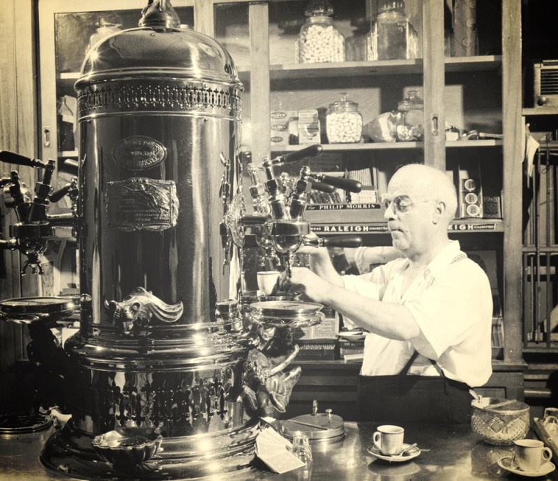 Фотография первой в мире машины для приготовления эспрессо Луиджи Беззера