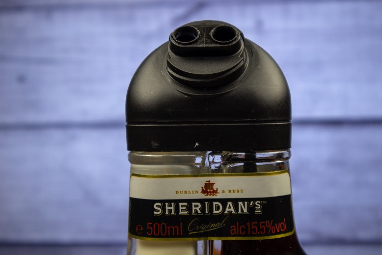 фото горлышка бутылки ликера Sheridans