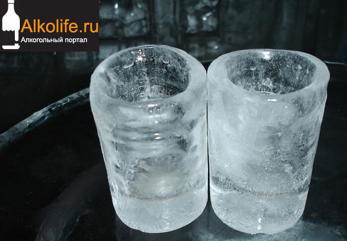 Ледяные стаканы с водкой