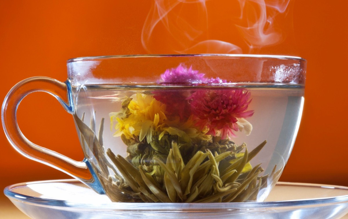 Связанный цветочный чай в чашке