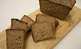 Хлеб нарежьте кубиками длиной 3-5 см и подсушите на противне в духовке. 