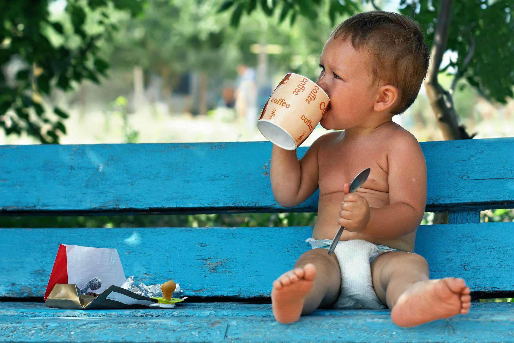 Ребенок пьет кофе