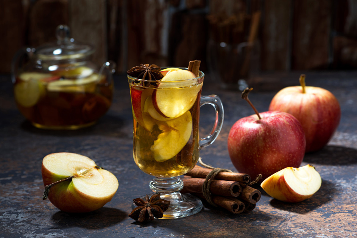 Этот натуральный напиток готовят из свежих или сушеных яблок и чайных листьев