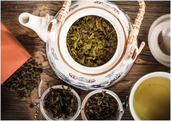 зеленый чай дракона в чайнике