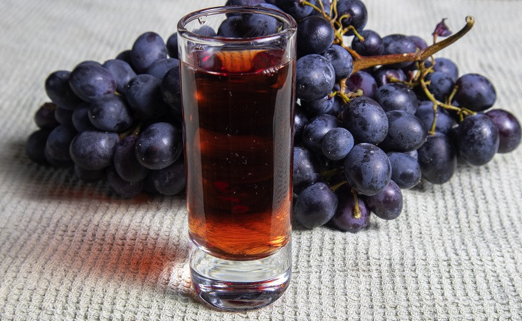 фото ликера из красного винограда