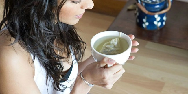 женщина пьет чай летящая ласточка