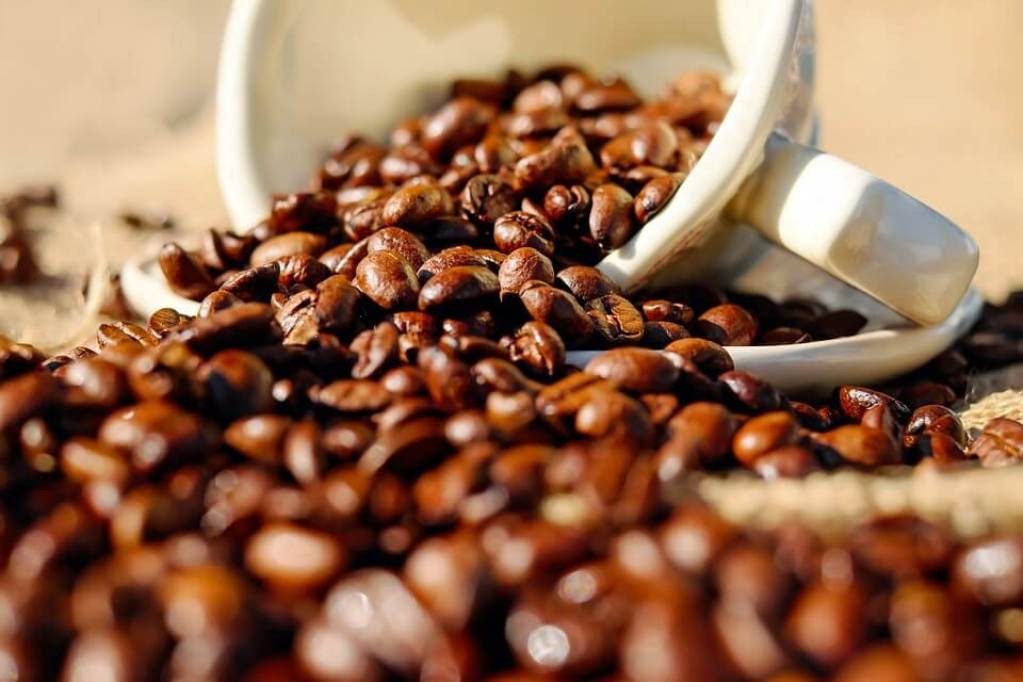Степень обжарки зерен практически не влияет на калорийность кофе.