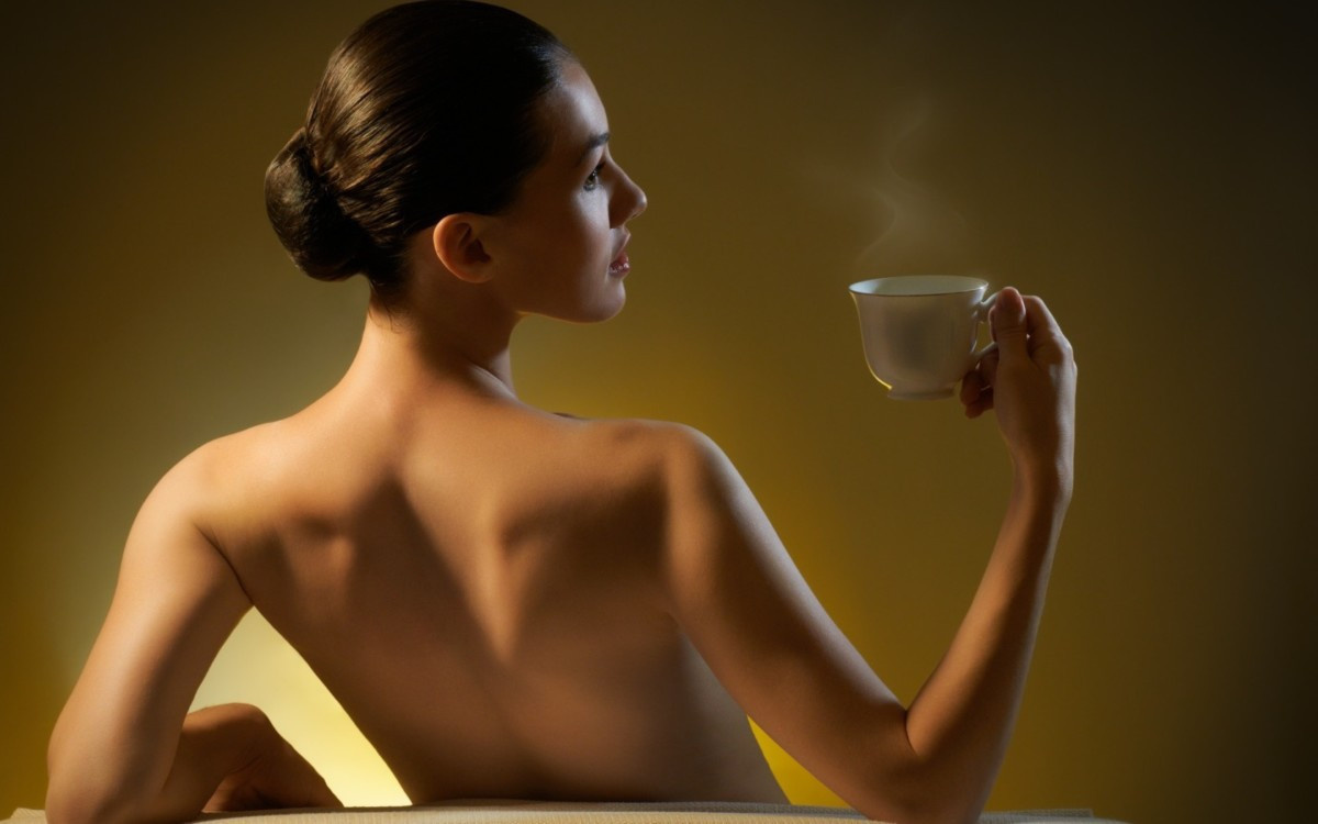 Польза каркаде для женщин всех возрастов заключается в том, что чай содержит не только витамины, но и гормоны, полезные для женского организма