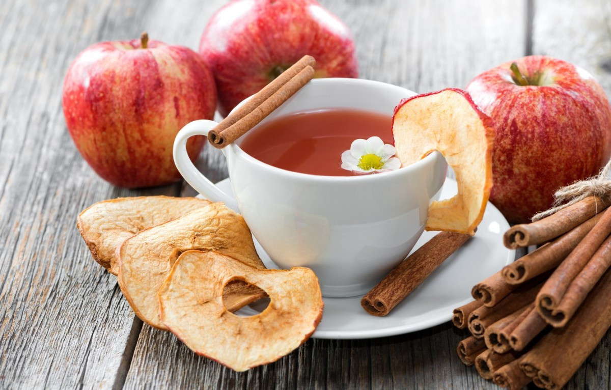 Напиток из яблок и корицы, помимо насыщенного бодрящего вкуса, обладает большим количеством полезных свойств
